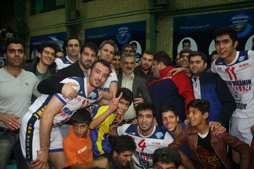 صعود مقتدرانه متین ورامین به فینال لیگ برتر والیبال / شادمانی مردم ورامین پس از بازی