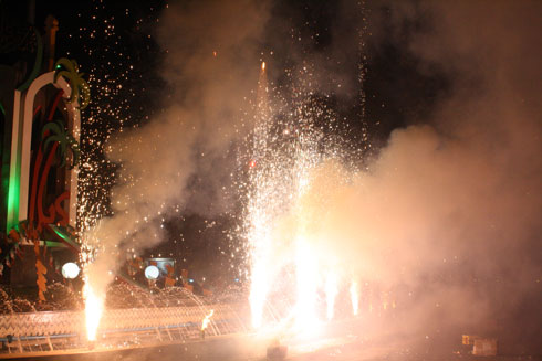گزارش تصویری / نور افشانی شب ۲۲ بهمن در میدان امام حسین(ع) ورامین
